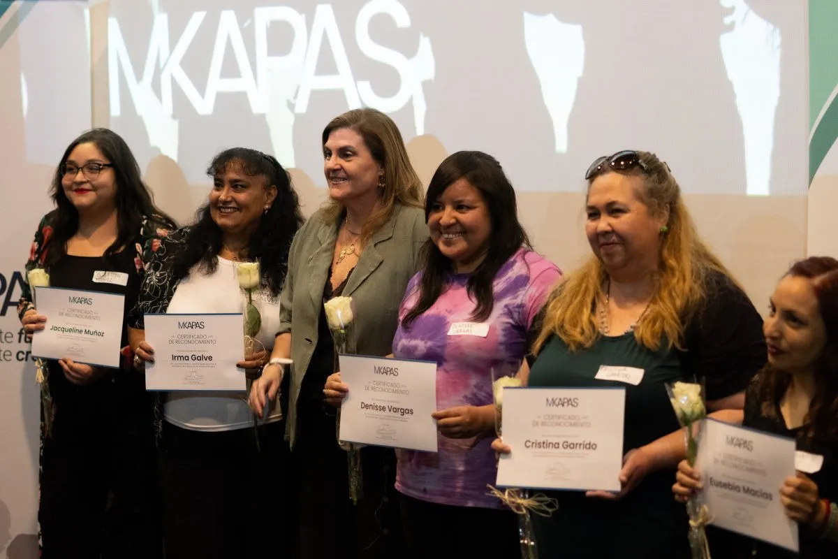 Microemprendedoras del Programa MKAPAS recibiendo su certificado de reconocimiento