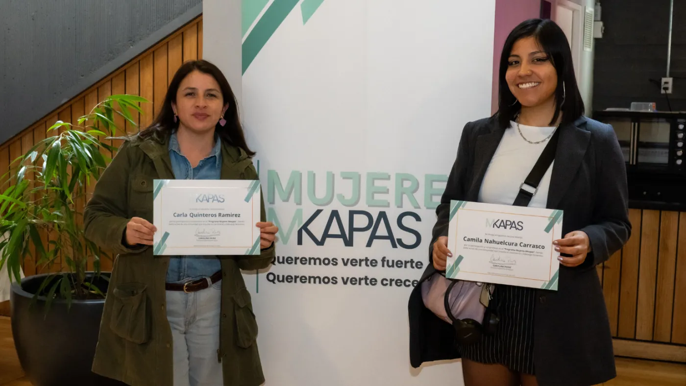 Dos participantes del Programa Mujeres MKAPAS posando con su certificado de reconocimiento